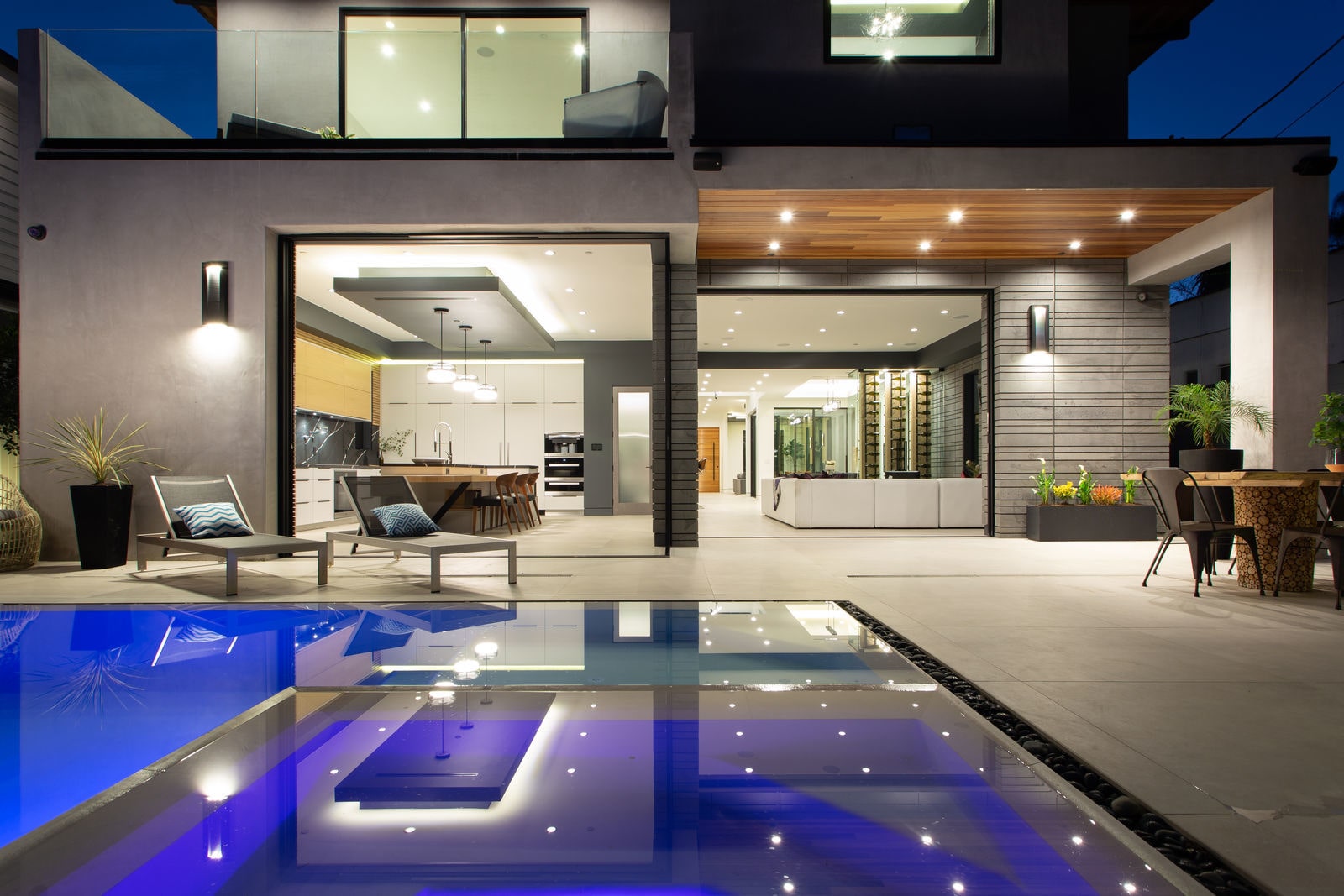 Norstone Platinum Planc Large Format Tile on the rear facade of a modern California home with edgeless pool